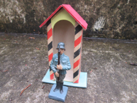 DURSO German soldier on guard. Duitse soldaat op wacht in wachthuisje van papier.