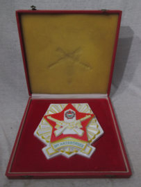 Hungarian military shooting award. Hongaarse militaire schietprijs in doos, cassette. 15 bij 15 cm, en gemarkeerd, zeer apart embleem.