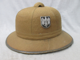 German Wehrmacht pith helmet first model. chinstrap is missing. Duitse tropenhelm van de Wehrmacht, eerste model, helmriempje is weg, zeer nette harde staat.