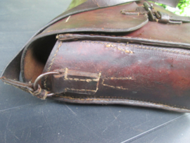 Belgium leather bag for pioneer. Belgische leren tas, gebruikt door de genie, Frans talig opschrift GENIE MILITAIRE, nooit eerder tegen gekomen, gedragen staat