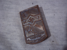 German tinnie, rally badge, Duitse tinnie H.J. Hitler- Jugend 1. Franken Ostmark treffen - Nürnberg  22-23-7-1933. massieve speld, met maker.