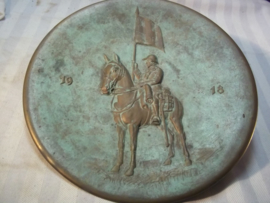 Bronse plaque Swiss soldier on horse 1918, Bronzen ophangbord, plaquette uit 1918 met Zwitserse lansier.