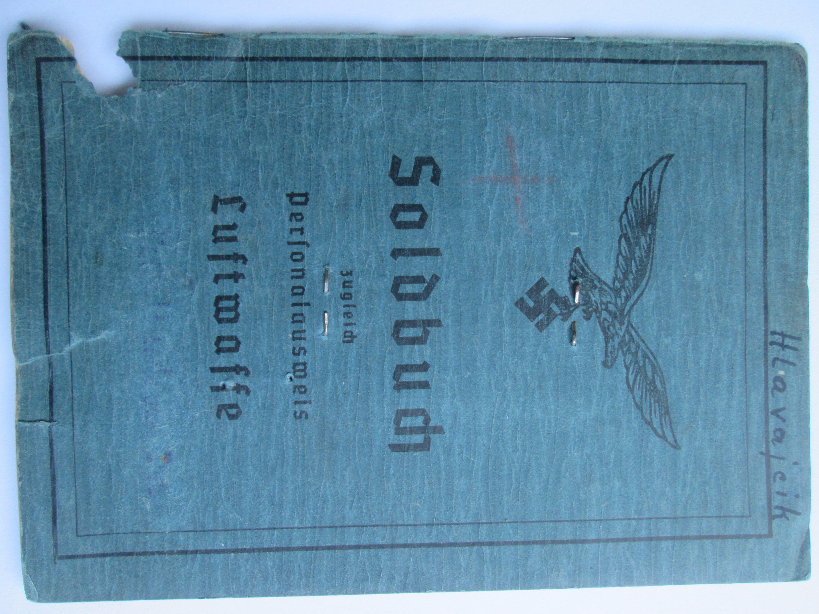 German soldiers paybook of the Luftwaffe. he was pilot in Jagdgeschwader Horst Wessel. Duits soldbuch van de Luftwaffe Flieger, drager van de armband Jagdgeschwader Horst Wessel, mooi ingevuld compleet, piloten boekjes vind je niet zo vaak.