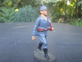 ELASTOLIN German luftwaffe soldier marching. Duitse luchtmacht soldaat marcherend. goede staat