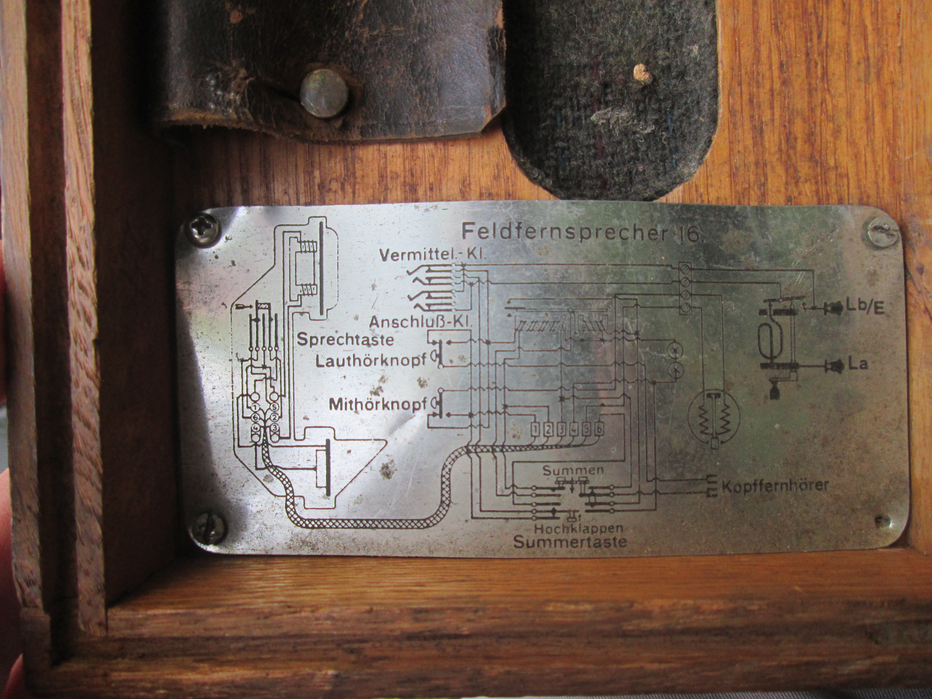 German field telephone Type B 1916. Duitse veldtelefoon in houten kist type B het grote model geheel compleet, mooi gemarkeerd Feldfernsprecher 16, Nederlands leger heeft deze na 1918 ook gebruikt. leuk collectors item.