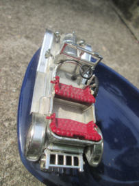 Ashtray with Matchbox car in silver. Asbak met daarop een zilverkleurige Matchbox auto. bijzonder stuk.