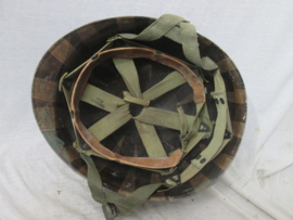 US- Army paratrooper helmet front seam, fixed bail, with Westinghouse liner. nicely marked. Amerikaanse parahelm met binnenhelm, zeldzame set. leuk is dat de binnenhelm na de oorlog door de PATHE cinema's is gebruikt