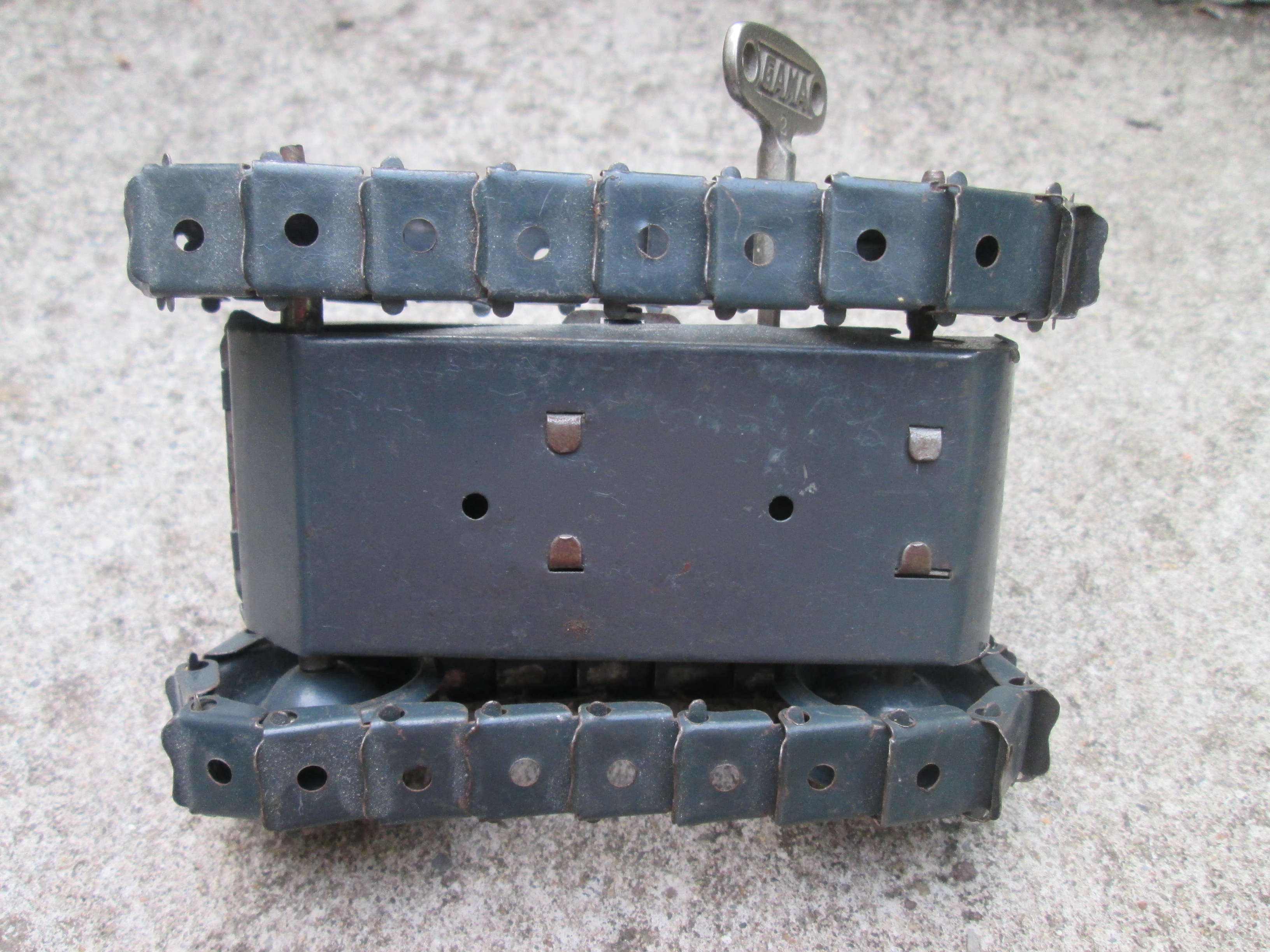 TIN toy, German tank GAMA with original gama key. Duitse blikken speelgoed tank merk GAMA, met originele opwindsleutel,omstreeks 1935, werkend goede staat.