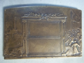 French bronze plaque, signed. Franse plaquette, gesigneerd, met militaire voorstelling en koloniale afbeeldingen.