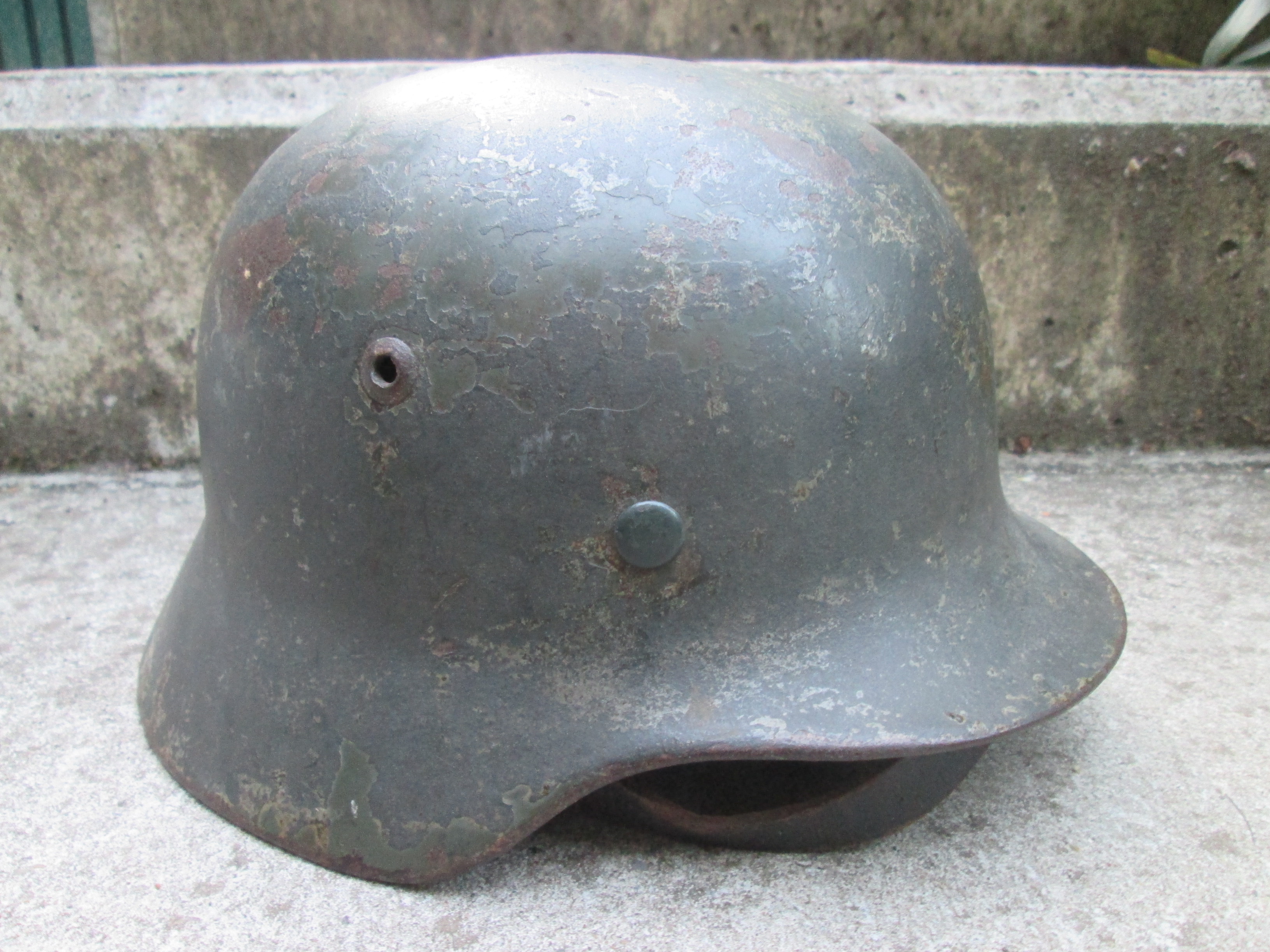 German helmet M35 with Labourparty decal. Duitse helm M35 met decal van de RAD /  Reichsarbeidsdienst. 100% origineel mooie eerlijke helm met kinband en binnenwerk