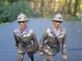 ELASTOLIN 2 Belgium soldiers very rare. 2 Belgische soldaten die een machinegeweer karretje kunnen voorttrekken zeer bijzonder zeldzame figuren, zeer goede staat.