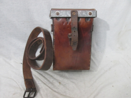 Dutch leather pouch for the Vickers machine gun. Nederlandse tas met draagriem. Vickers Mitrailleur. CM- 1939 gestempeld Centraal Magazijn. KMA Koninklijke Militaire Academie 1938.