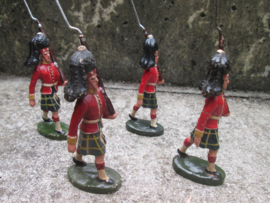 Unmarked 4 Scottish Highlanders marching in full uniform. 4 Schotse Highlanders in een goede staat kleurrijke groep.