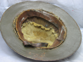 Portugese helmet 1916, very rare, brodie model also worn by British officers because of the weight. Portugese helm met binnenwerk, welke meestal weg is zeer zeer zeldzaam stuk mooi originele kleur met embleem TOP stuk.gedragen staat.