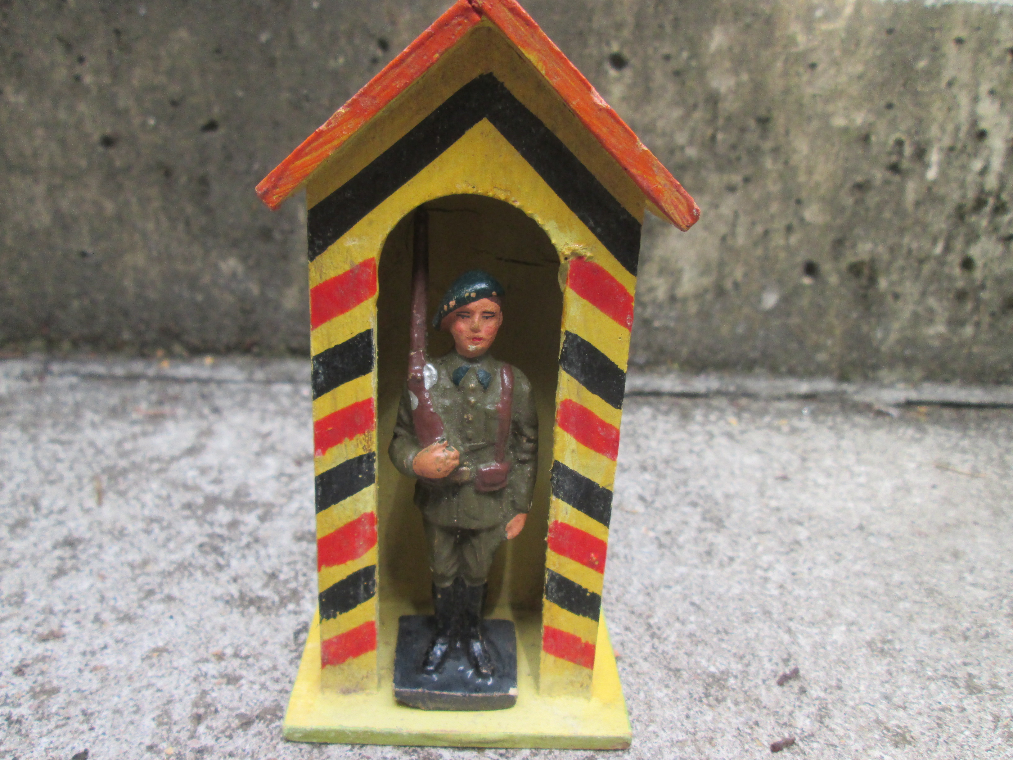 DURSO Belgische Ardeense Jager (soldaat) in wachthuisje met de Belgische nationale kleuren.