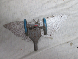 Tin toy butterfly. Blikken speelgoed vlinder, jaren 30, vleugels bewegen al de vlinder rijdt.