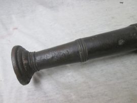 Antiek bronzen kanonsloop met zundgat, Oosterse voorstelling, werd gebruikt als salutkanon op schepen of om direkt af te vuren. zijpinnen zijn er later opgezet, 36 cm. lang.