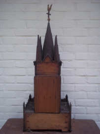 Tramp- Art zelfgemaakte kerk of kapel, bestaat uit 3 delen, in het midden hebben ze een opbergkastje gemaakt zeer netjes gedaan. tramp-art (1870- 1940). geen uurwerk. afmeting  86 cm hoog, 21 cm diep en 34 vm breed ZEER DECORATIEF