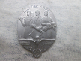 German tinnie, rally badge, Duitse tinnie Tag der Arbeit 1935 met maker, hersteller in MINT condition.
