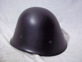 Nederlandse helm van de oproerpolitie uit de jaren 50 in een MINT staat. model Milsco.