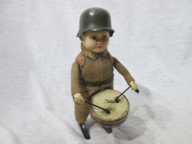 German toy soldier with helmet, not working. Duits speelgoed soldaatje Schuco, niet werkend, met Duitse helm en trommel.