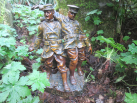 Statue of two soldiers ALLIANCE a French soldier is carrying a British wounded soldier. Gebronsd beeld Engelse en Franse soldaat die elkaar helpen. gesigneerd RUFFONY. hoogte 27 cm. zeer bijzondere voorstelling.