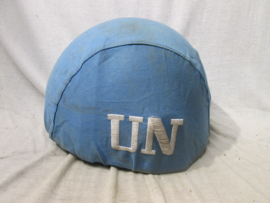 British kevlar helmet Engelse kevlar helm with UN helmet cover, welke in het begin van invoering ook gedragen werd door het Korps- Mariniers.