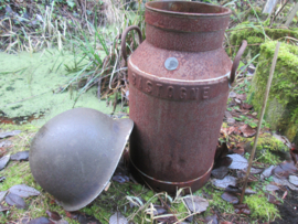 Belgische melkbus uit BASTOGNE/  LAITERIE. metalen uitvoering vooroorlogs leuk voor een Ardennenoffensief diorama.