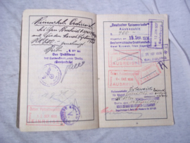 German travelpermit. Duits paspoort, Reise Pass Deutsches Reich voorzien van vele visum stempels voornamelijk Oostenrijk.