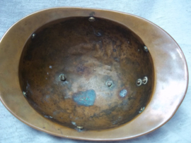 Trench art French helmet very rare. 17 by 12 cm.Loopgravenkunst Franse helm, zeer bijzonder dit soort specifiek gemaakte items, kepie, helm tank geweer enz. dit soort items worden veel gezocht je ziet ze ook al in kunstgallerijen.