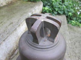 RAF Station bell ( Scrambled Bell ) nicely marked A.M. 1938 Air Ministry. Engelse RAF vliegveld bel 33 cm, brons met merkering, deze items zijn hedendaags zeldzaam. compleet met originele klepel diameter 33 cm.
