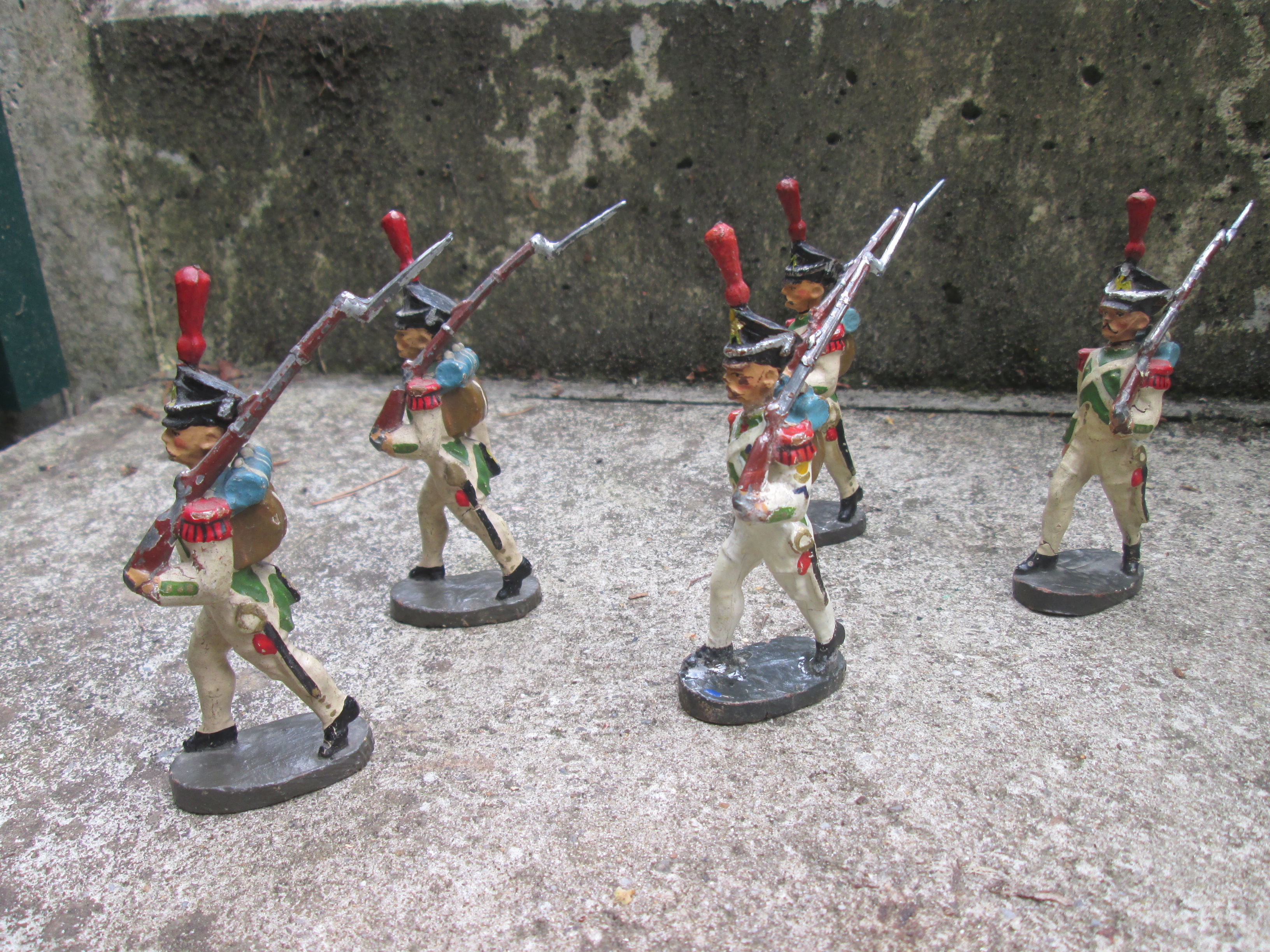 ELASTOLIN 5 Napoleontic soldiers in a good quality. 5 Marcherende Napoleotische soldaten in een nette staat  dit type soldaten zijn vrij moeilijk te vinden zeldzaam.