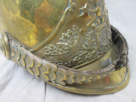 French officers fire helmet from the city of Bayeux.  Franse officiers helm van de brandweer uit Bayeux model 1855 in een nette staat, zonder binnenwerk. mooie frontplaat van het departement bayeux.