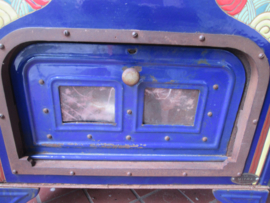 Blauw geemailleerde kachel met ornamenten LE MITRA, Franse maker, lijkt wel gemaakt voor een woonwagen of chalet. nooit eerder gezien. met mika glaasjes.