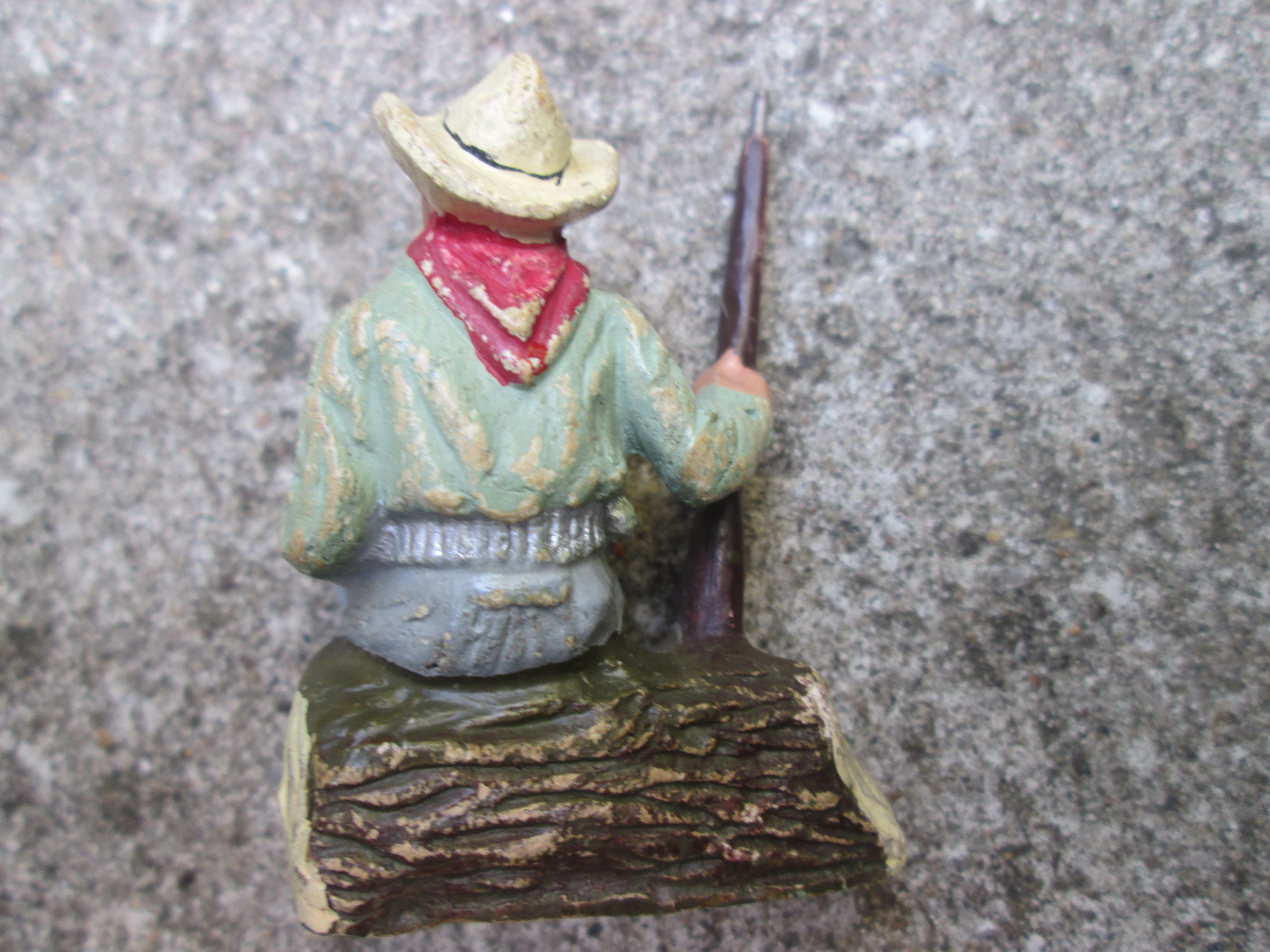 DURSO Cowboy sitting on a tree. Cowboy op boomstam, goede staat