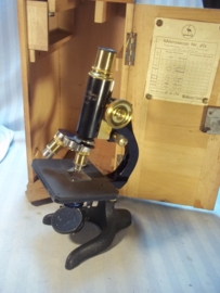 Microscope. Bronzen Microscoop in kist 1931, met enkele lensjes, met maker