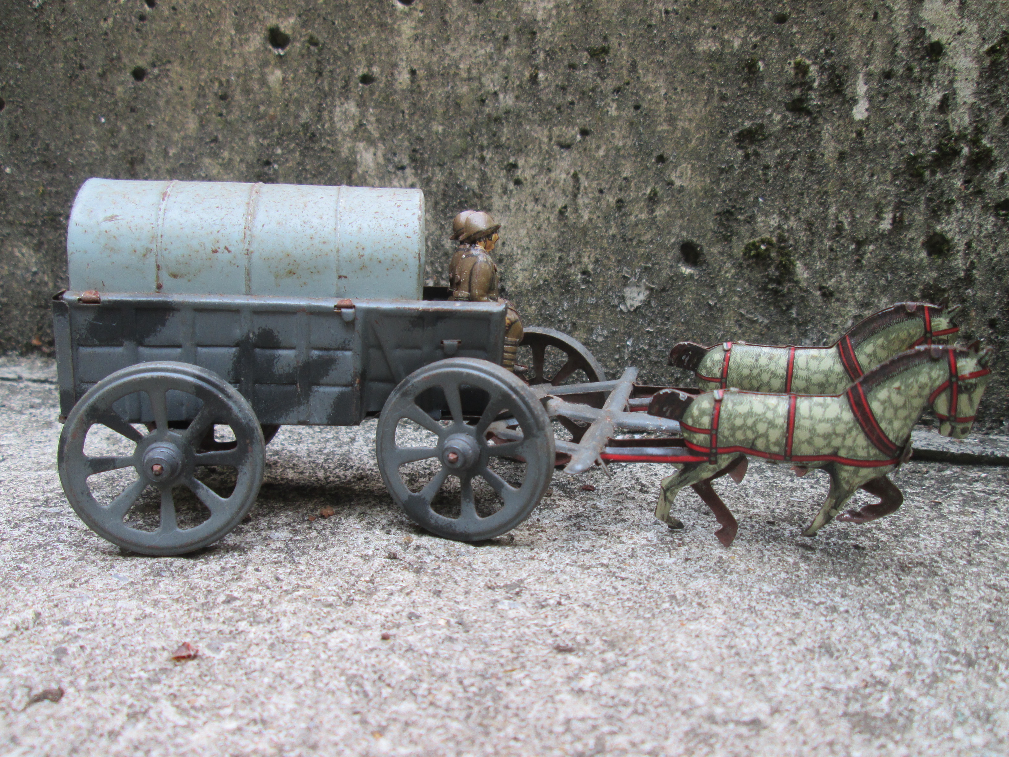 Tin toy Belgium soldiers. Blikken speelgoed, vooroorlogs klein model Belgische soldaten met paard en wagen Made in Germany bijzonder stuk.