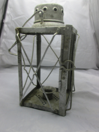 German air force lamp nicely marked without the glasses. Duitse aluminium lamp met Luftwaffe adelaar en datum, helaas zonder glas. verder zeer nette staat.