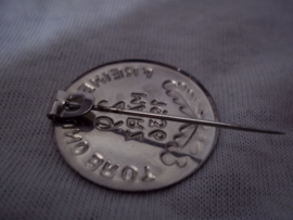 German pin. Duits speldje Freifeit und Brot 29 Marz. 1936.