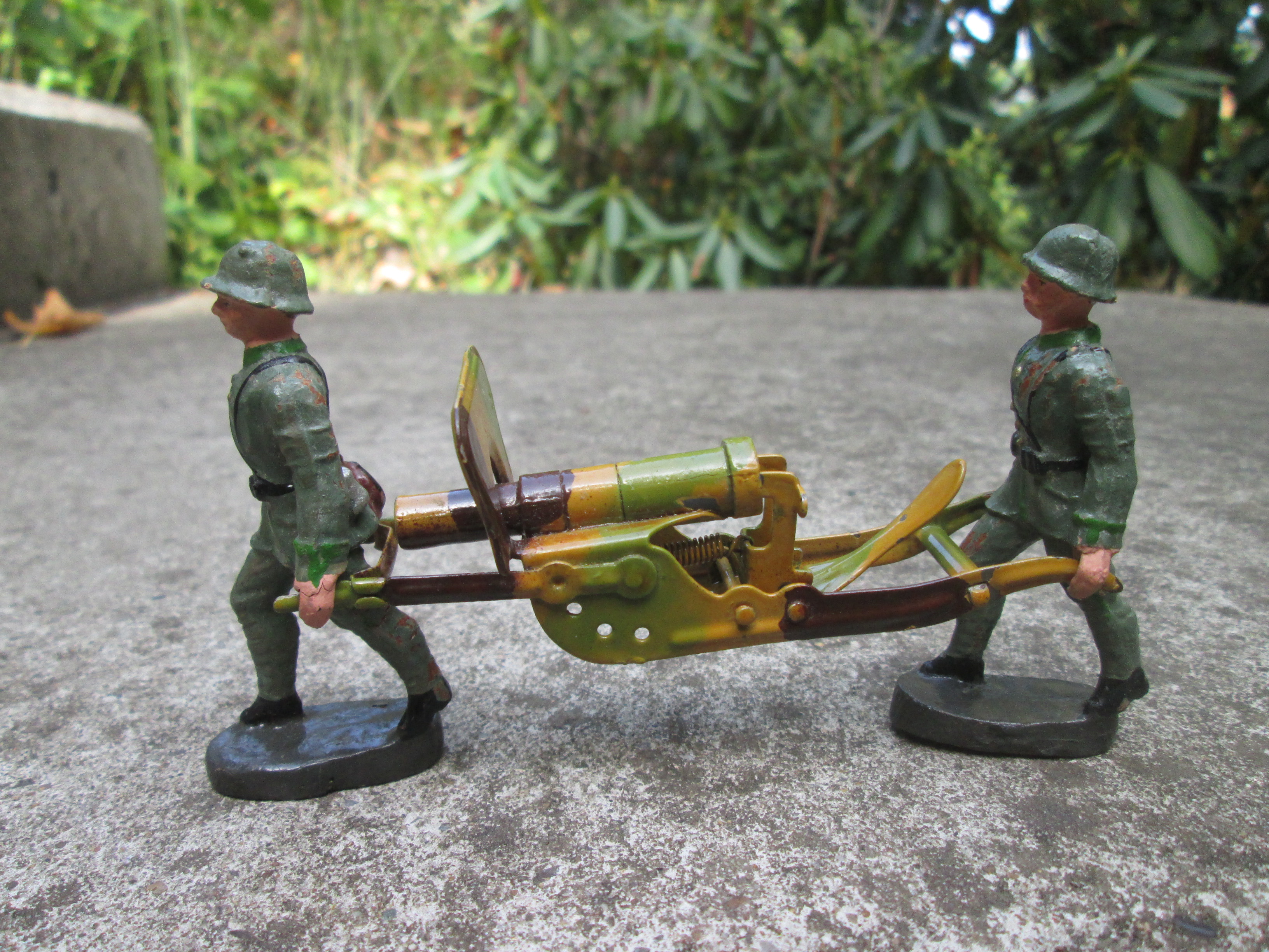 ELASTOLIN Swiss soldiers carrying a machine gun mint conditio. Zwitserse soldaten die een Machinegeweer dragen Mint staat.