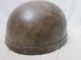 British paratrooper helmet, BMB- 1942 with leather liner. Engelse parahelm Mk I met leren kinriem en stootrand, originele kleur en mooi gemarkeerd met datum. zo uit de omgeving van Arnhem. Zeer ZELDZAME helm.