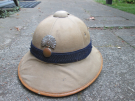 French police pithhelmet San-Tropez and Marseille. Franse tropenhelm van de Politie Zuid-Frankrijk Marseille, San-Tropez. deze versie met blauwe band zie je niet zo vaak bijzonder stuk