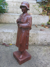 German wooden statue. handcraft. made by a german soldier who served on the Westwall in 1939-1940. Beeld Duitse soldaat, 40 cm, uit 1 stuk hout gemaakt, zeer decoratief. zeldzaam stuk.
