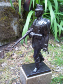 Beeld Duitse Jager met volledige bepakking en shako met overtrek. hoogte 30 cm. op marmeren voet officiersgeschenk. volledig gaaf. zeer decoratief beeld die je in deze staat zelden tegen komt. niet  gesigneerd. Machinegewehr battalion. Feldjäger Regiment.