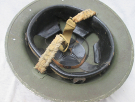 British steelhelmet used by South African Army sand finish, US green proberly 6 th. South Africa armoured Division under US command in North Italy. Engelse helm Mk II 1939 gedateerd zand geverfd. Zuid-Afrika leger. zeldzaam.