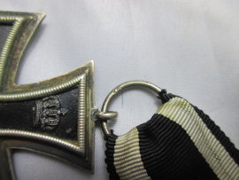 German Iron Cross 2 nd class 1914 maker is KO. Duits ijzere nkruis 2e klas 1914 met maker in de ring KO.