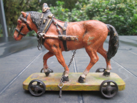 Antiek boeren trek paard goede staat 1920/1930 met open metalen wieltjes.