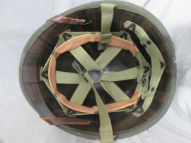 US M1 Army steel helmet swivel bail, front seam MINT condition. Amerikaanse M1 helm in nieuw staat sluit voor en heeft bewegende haken een laat model wat gebruikt werd in WO2. later doorgebruikt door het Nederlandse Korps Mariniers.
