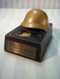 Swiss artillery price 1976. Zwitserse schietprijs van de artillerie, met miniatuur helm uit 1976.