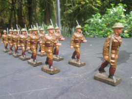 LINEOL British marching soldiers smaler size .13 Engelse marcherende soldaten goede staat kleiner model.